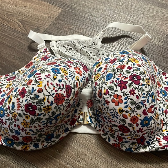Cacique Other - Cacique lightly lined t shirt bra. 42F